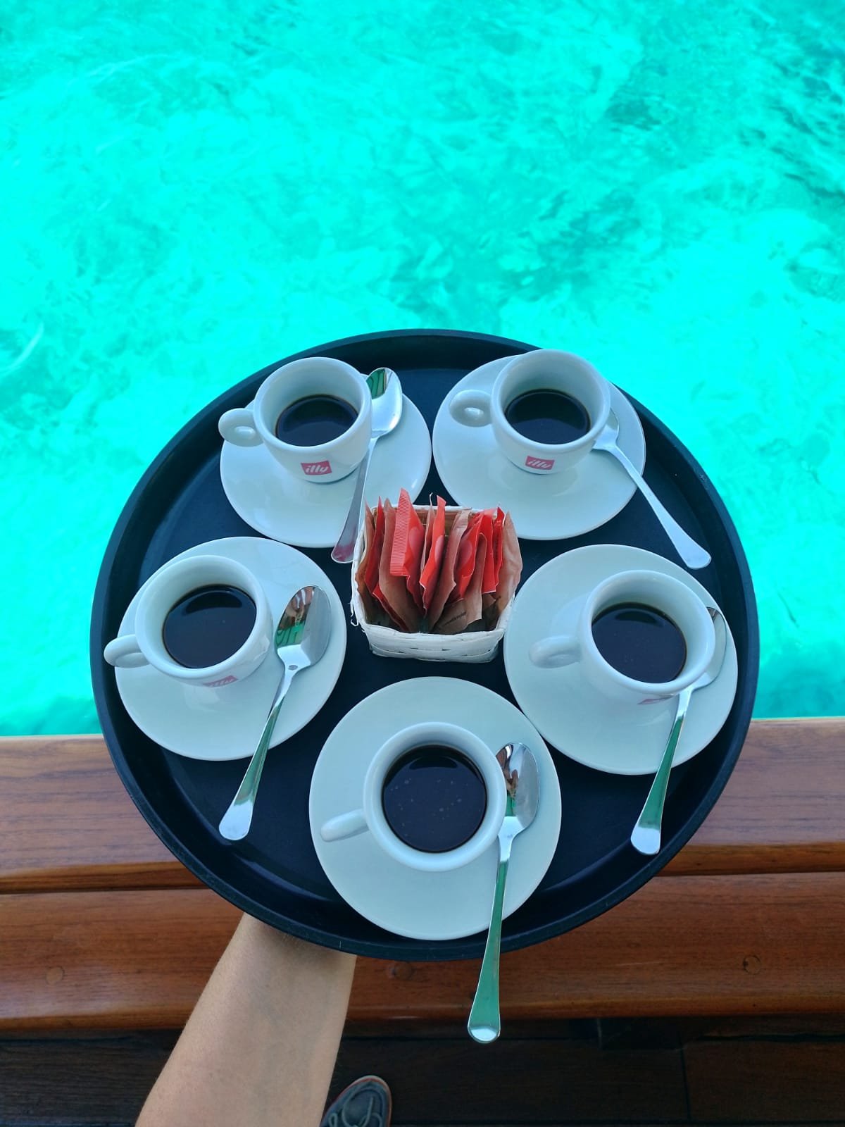 Caffè servito a bordo di La Reole con vista sul mare turchese
